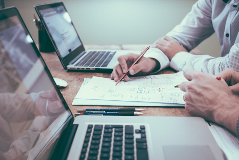 Réunion de copropriétaires et syndic analysant des documents de travaux